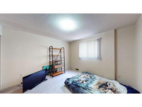 820 & 824 9 Street Se, Medicine Hat, AB - Indoor Photo Showing Bedroom
