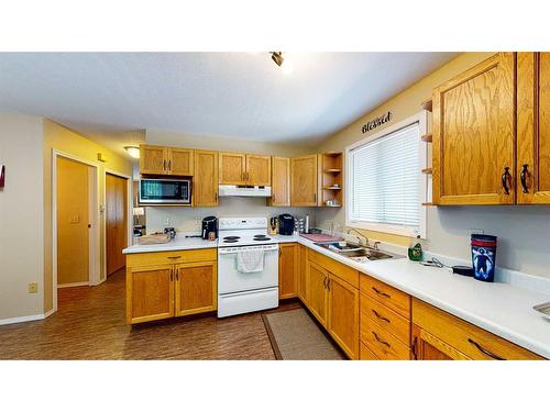 820 & 824 9 Street Se, Medicine Hat, AB - Indoor Photo Showing Kitchen With Double Sink