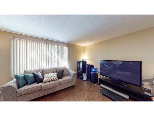 820 & 824 9 Street Se, Medicine Hat, AB - Indoor Photo Showing Living Room