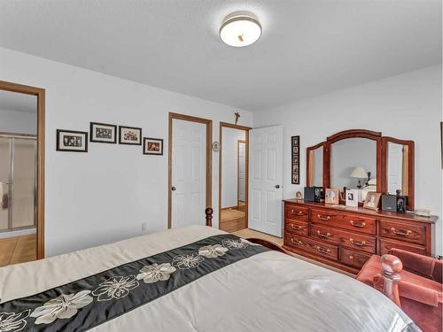 48 Sandstone Place Se, Medicine Hat, AB - Indoor Photo Showing Bedroom