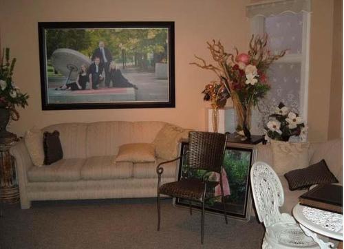 377 4 Street Se, Medicine Hat, AB - Indoor Photo Showing Living Room