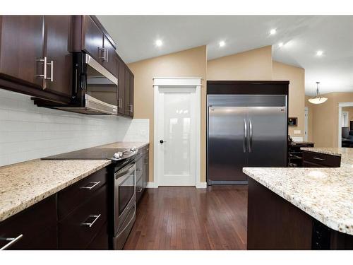 27 Links Place Sw, Desert Blume, AB - Indoor Photo Showing Kitchen With Upgraded Kitchen