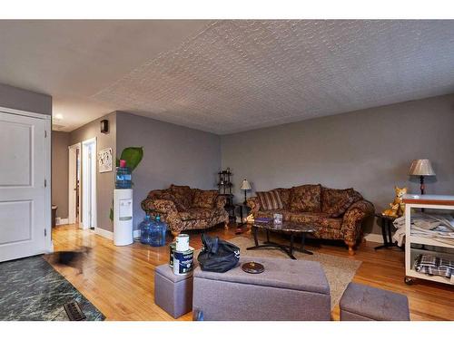 44 Connaught Drive Sw, Medicine Hat, AB - Indoor Photo Showing Living Room