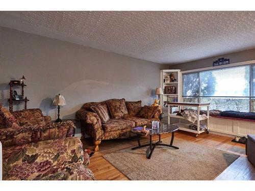 44 Connaught Drive Sw, Medicine Hat, AB - Indoor Photo Showing Living Room