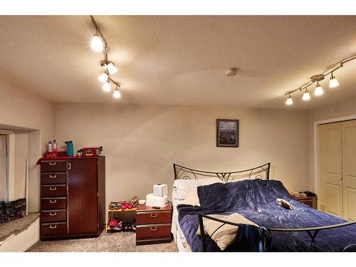 44 Connaught Drive Sw, Medicine Hat, AB - Indoor Photo Showing Bedroom