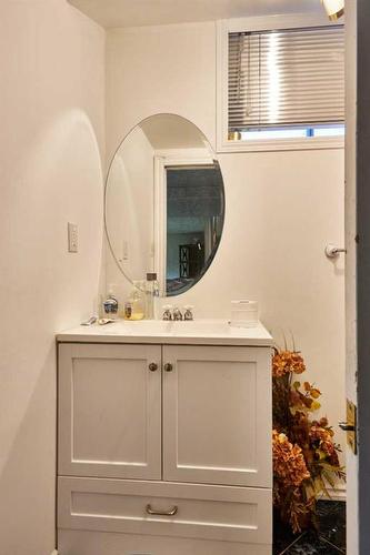 44 Connaught Drive Sw, Medicine Hat, AB - Indoor Photo Showing Bathroom
