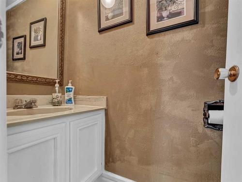 271 1 Street Se, Medicine Hat, AB - Indoor Photo Showing Bathroom