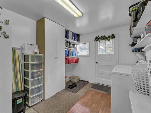271 1 Street Se, Medicine Hat, AB - Indoor Photo Showing Laundry Room