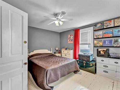 271 1 Street Se, Medicine Hat, AB - Indoor Photo Showing Bedroom