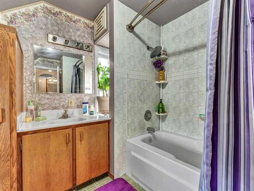 271 1 Street Se, Medicine Hat, AB - Indoor Photo Showing Bathroom