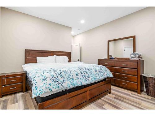 56 Hamptons Crescent Se, Medicine Hat, AB - Indoor Photo Showing Bedroom