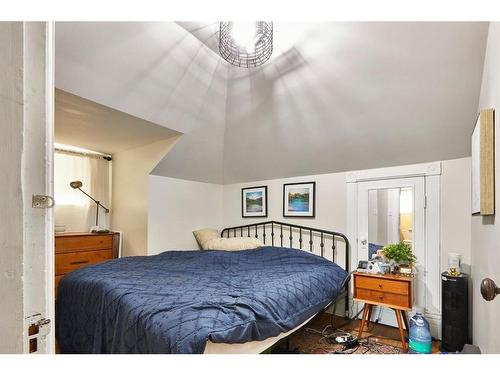 118 2 Street Sw, Medicine Hat, AB - Indoor Photo Showing Bedroom