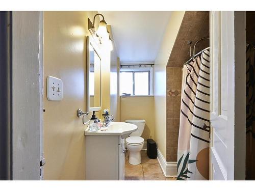 118 2 Street Sw, Medicine Hat, AB - Indoor Photo Showing Bathroom