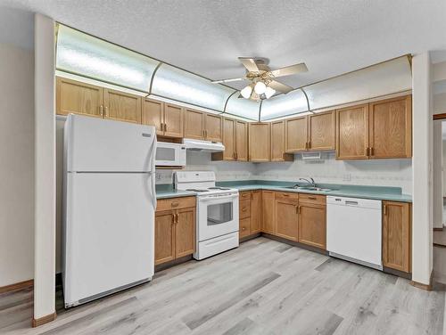 312-1535 Southview Drive Se, Medicine Hat, AB - Indoor Photo Showing Kitchen With Double Sink