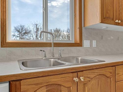 611 2 Street Se, Redcliff, AB - Indoor Photo Showing Kitchen With Double Sink