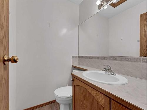 611 2 Street Se, Redcliff, AB - Indoor Photo Showing Bathroom