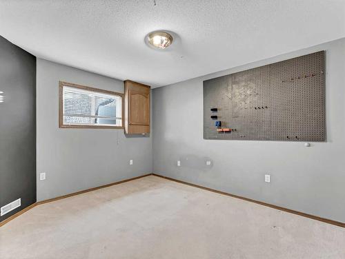 611 2 Street Se, Redcliff, AB - Indoor Photo Showing Other Room