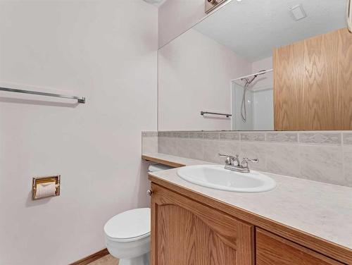 611 2 Street Se, Redcliff, AB - Indoor Photo Showing Bathroom