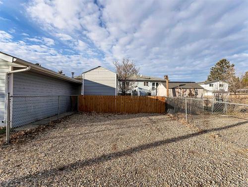 611 2 Street Se, Redcliff, AB - Outdoor