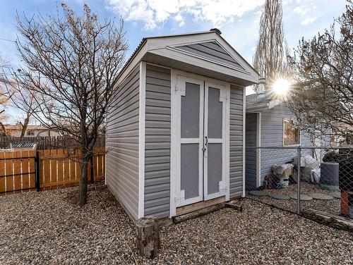 611 2 Street Se, Redcliff, AB - Outdoor