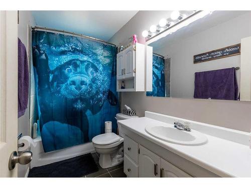 965 Parker Avenue Nw, Medicine Hat, AB - Indoor Photo Showing Bathroom