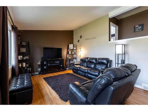 965 Parker Avenue Nw, Medicine Hat, AB - Indoor Photo Showing Living Room