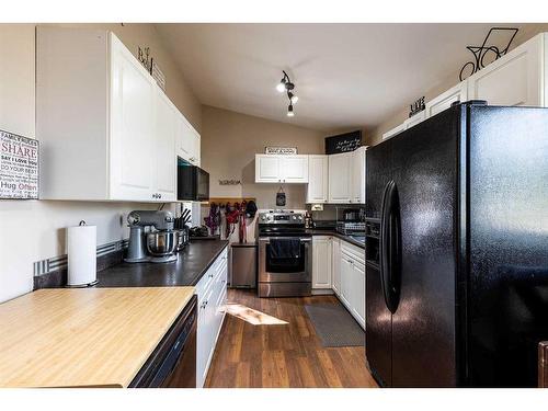 965 Parker Avenue Nw, Medicine Hat, AB - Indoor Photo Showing Kitchen With Double Sink