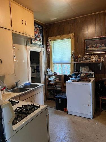 809 3 Street Se, Medicine Hat, AB - Indoor Photo Showing Laundry Room