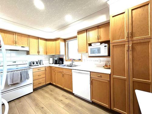 437-1535 Southview Drive Se, Medicine Hat, AB - Indoor Photo Showing Kitchen With Double Sink
