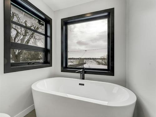 227 12 Street Se, Medicine Hat, AB - Indoor Photo Showing Bathroom