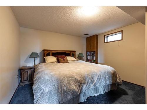 594 Ross Glen Drive Se, Medicine Hat, AB - Indoor Photo Showing Bedroom