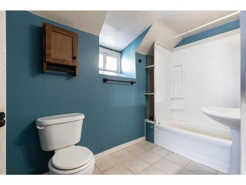 326 Belfast Street Se, Medicine Hat, AB - Indoor Photo Showing Bathroom