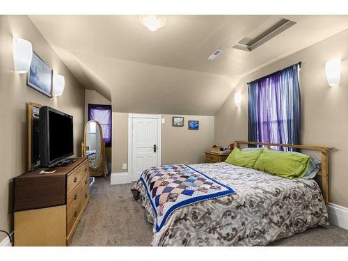 340 5 Street Se, Medicine Hat, AB - Indoor Photo Showing Bedroom