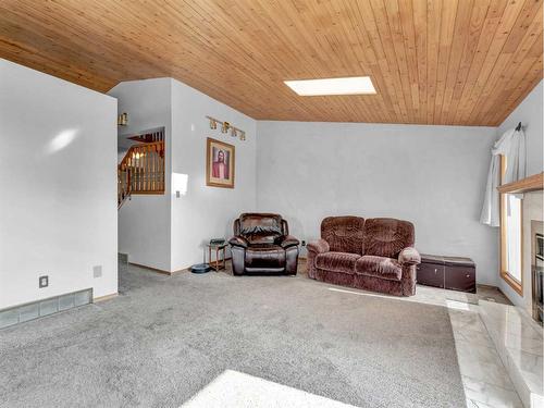 915 7 Street Se, Redcliff, AB - Indoor With Fireplace