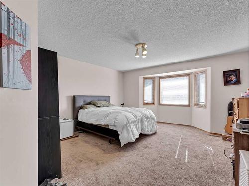 915 7 Street Se, Redcliff, AB - Indoor Photo Showing Bedroom