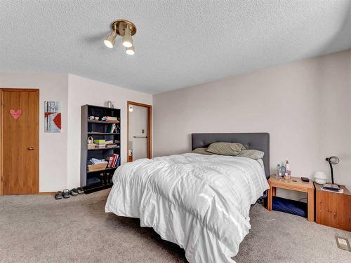 915 7 Street Se, Redcliff, AB - Indoor Photo Showing Bedroom