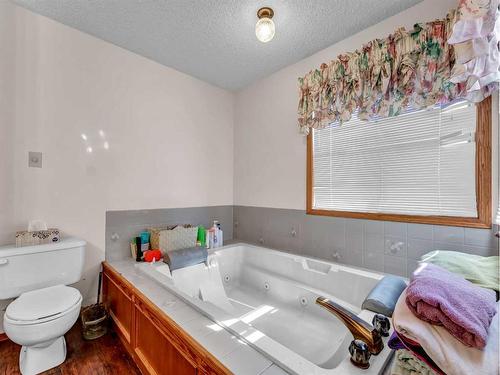 915 7 Street Se, Redcliff, AB - Indoor Photo Showing Bathroom