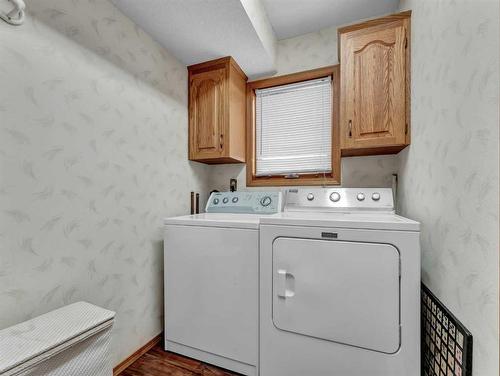 915 7 Street Se, Redcliff, AB - Indoor Photo Showing Laundry Room