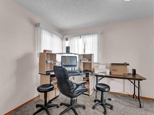 915 7 Street Se, Redcliff, AB - Indoor Photo Showing Office