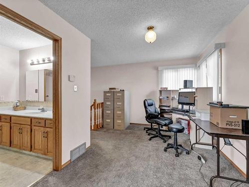 915 7 Street Se, Redcliff, AB - Indoor Photo Showing Office