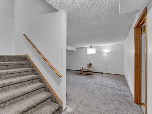 915 7 Street Se, Redcliff, AB - Indoor Photo Showing Other Room
