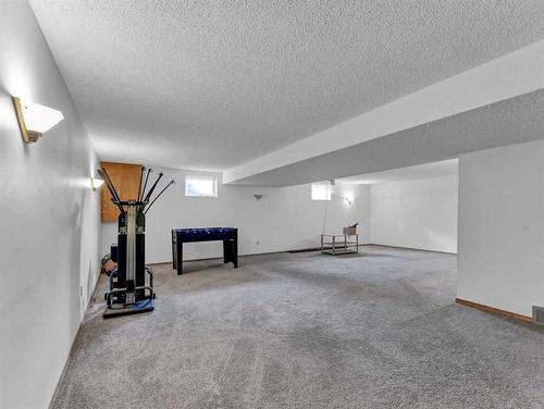 915 7 Street Se, Redcliff, AB - Indoor Photo Showing Other Room