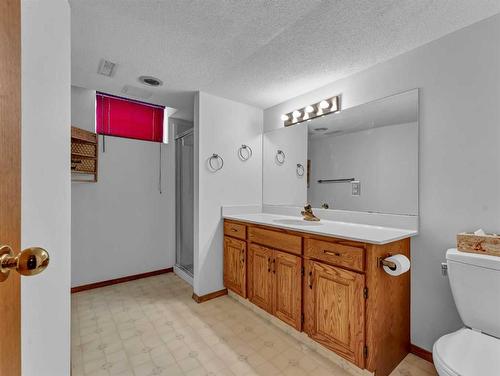 915 7 Street Se, Redcliff, AB - Indoor Photo Showing Bathroom