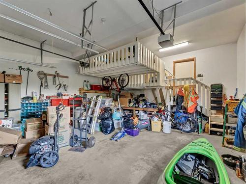 915 7 Street Se, Redcliff, AB - Indoor Photo Showing Garage