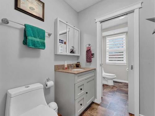 5 Mavista Acres, Irvine, AB - Indoor Photo Showing Bathroom