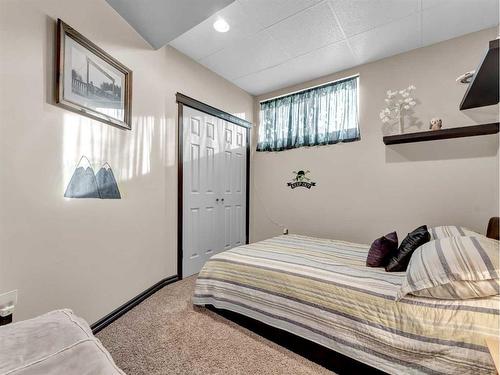 5 Mavista Acres, Irvine, AB - Indoor Photo Showing Bedroom