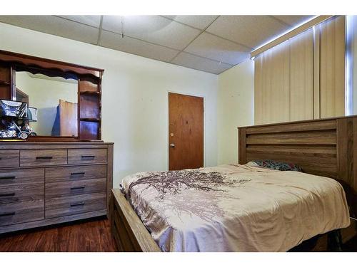 1-5-223 2 Avenue Ne, Medicine Hat, AB - Indoor Photo Showing Bedroom
