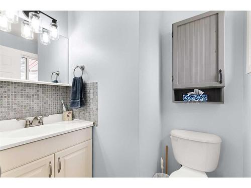 36 Harris Street Sw, Medicine Hat, AB - Indoor Photo Showing Bathroom
