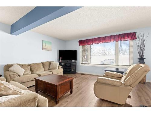 36 Harris Street Sw, Medicine Hat, AB - Indoor Photo Showing Living Room
