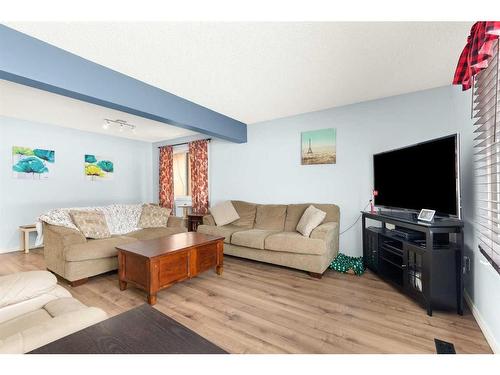 36 Harris Street Sw, Medicine Hat, AB - Indoor Photo Showing Living Room